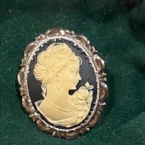 Vintage- Black and Cream Cameo Brooch Pendant